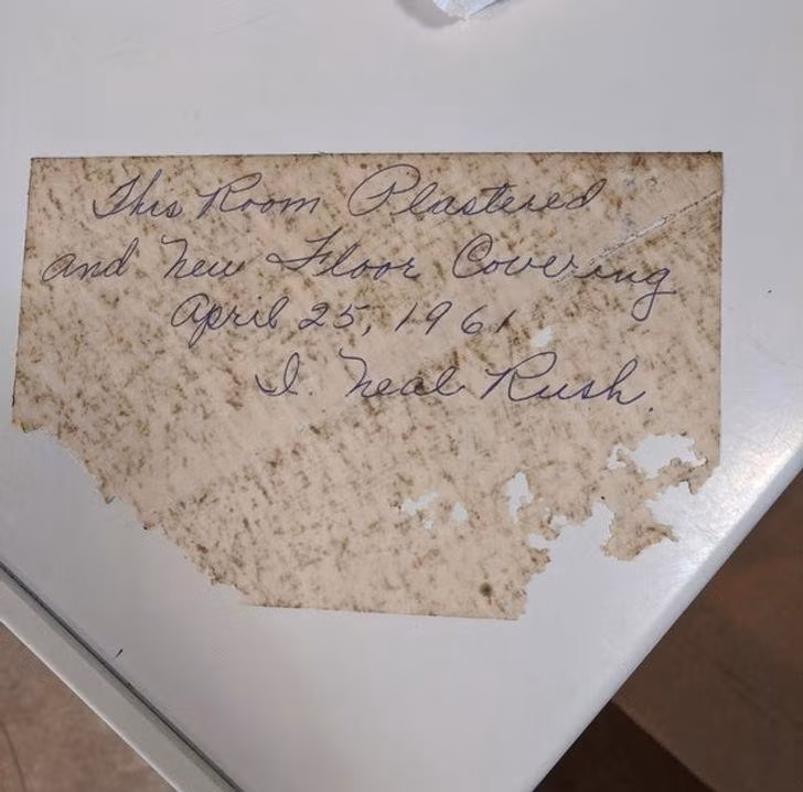 Cái này được tìm thấy bên dưới sàn nhà, nó thuộc về người từng sống ở đây vào năm 1961