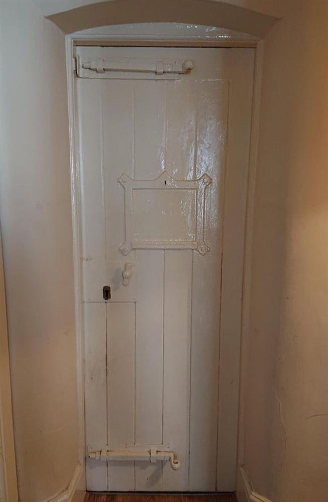 ăn hộ này là một đồn cảnh sát cũ và vẫn còn cánh cửa phòng giam nhưng được trang trí lại