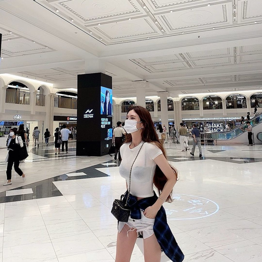 Khi khác cô còn lựa chọn kiểu mặc áo mỏng lộ màu nội y tương phản.