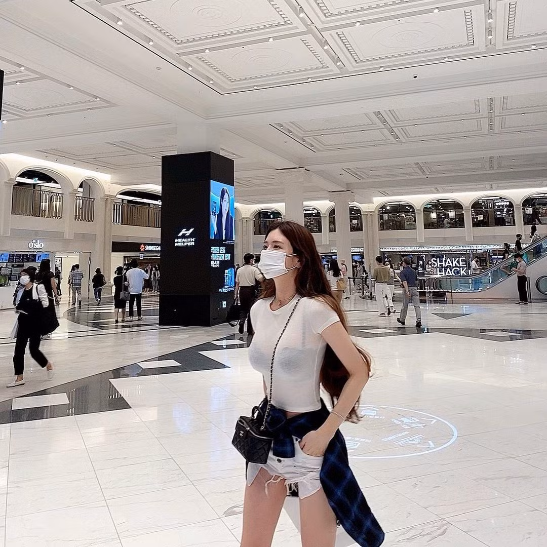 Khi khác cô còn lựa chọn kiểu mặc áo mỏng lộ màu nội y tương phản.