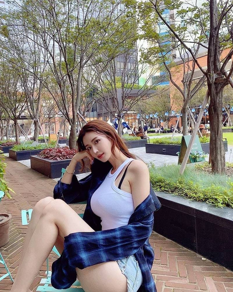 Cô còn kết hợp thêm với áo sơ mi khoác ngoài để tạo điểm nhấn cho set đồ. Ngoài ra, Yoo Jin còn cho thấy phong cách ăn mặc gợi cảm với những thiết kế dáng ôm, kiểu cổ chữ V. Kể cả khi diện đồ thể thao người đẹp cũng biết cách biến tấu chúng để thể hiện được lợi thế vóc dáng. Yoo Jin đa dạng hóa các item trong tủ đồ để làm mới lựa chọn của bản thân.