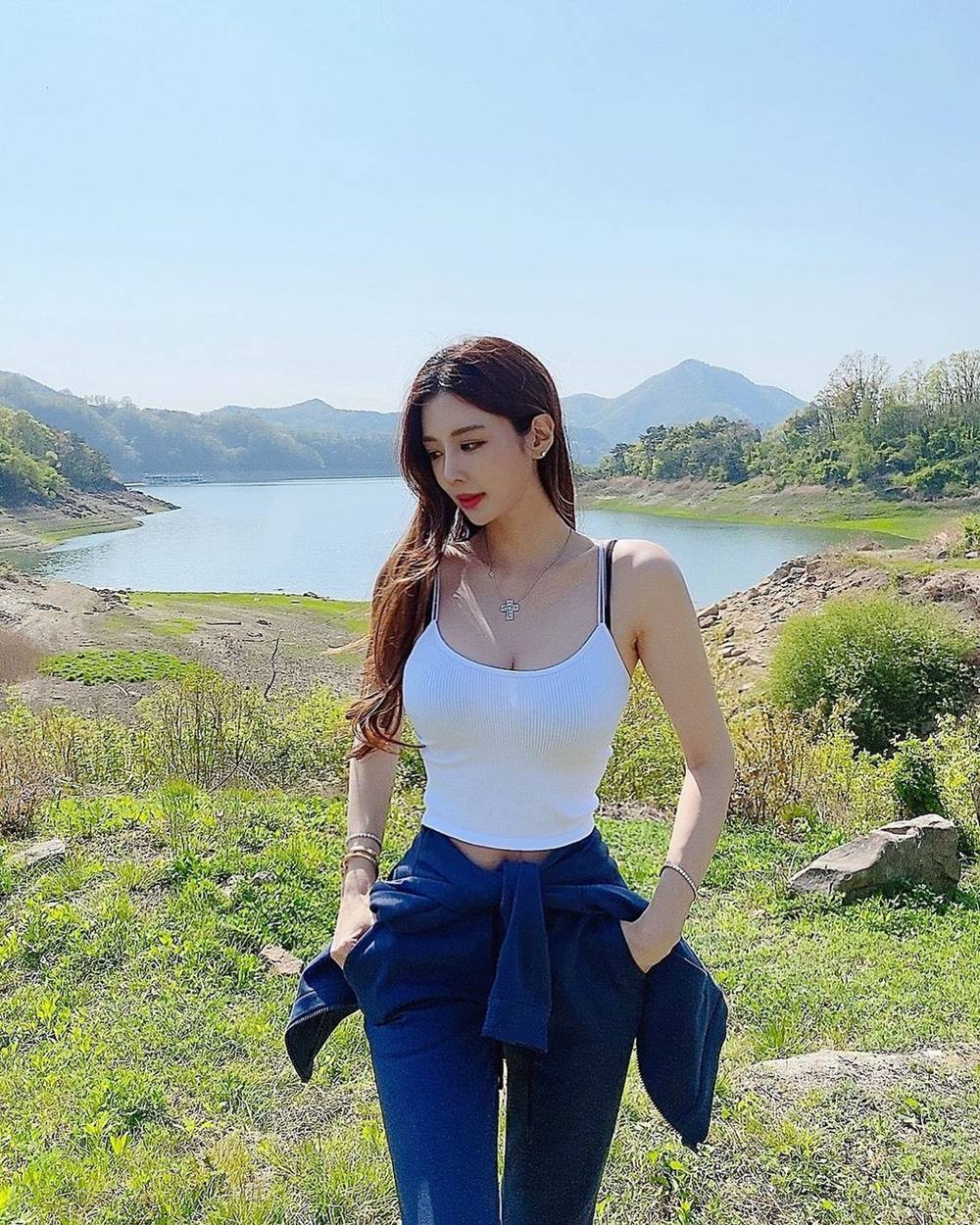 Mặc dây chồng chéo dây dường như đã trở thành phong cách của Yoo Jin. Bên cạnh đó, Yoo Jin còn chọn mặc áo mỏng dáng ôm và diện nội y tương phản. Mặc dù xu hướng này vẫn không ít tranh cãi vì cho rằng thiếu chỉn chu nhưng nó vẫn được các người đẹp Hàn Quốc tích cực chọn mặc. Thay vì giấu kín nội y, họ tự tin công khai chúng.