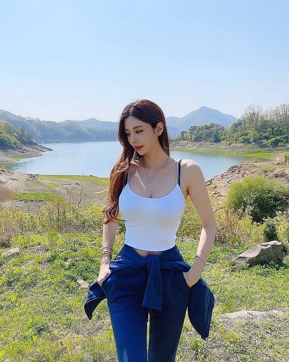 Mặc dây chồng chéo dây dường như đã trở thành phong cách của Yoo Jin. Bên cạnh đó, Yoo Jin còn chọn mặc áo mỏng dáng ôm và diện nội y tương phản. Mặc dù xu hướng này vẫn không ít tranh cãi vì cho rằng thiếu chỉn chu nhưng nó vẫn được các người đẹp Hàn Quốc tích cực chọn mặc. Thay vì giấu kín nội y, họ tự tin công khai chúng.