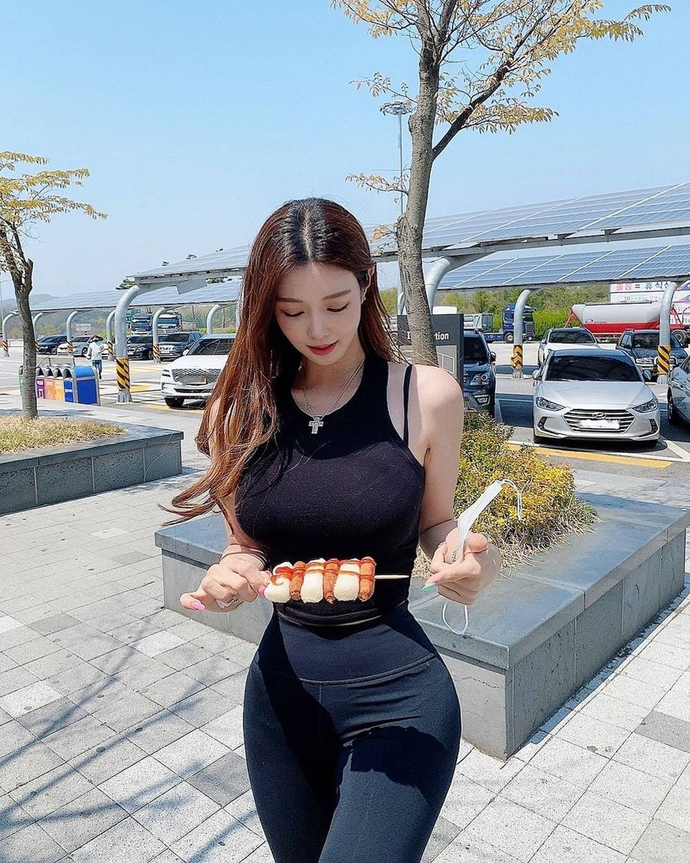 Yoo Jin thường xuyên mặc kiểu lộ dây quai nội y khi xuống phố.