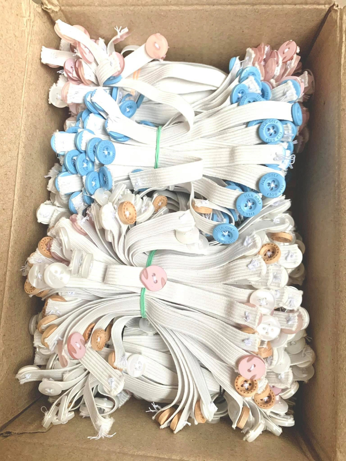 “Mấy ngày qua trời nắng nóng, con thấy các y, bác sĩ phải mặc đồ bảo hộ mà không được bật điều hòa. Con rất thương các y, bác sĩ. Con và mẹ đã khâu được 500 chiếc ‘tai giả’ làm quà”, bé Phi Yến (8 tuổi, Hà Nội) viết trong bức thư gửi đến lực lượng chống dịch tại Bắc Giang hồi tháng 6. Trước đó, cô bé tự tay xỏ kim, đính cúc và mất 3 ngày để hoàn thành số lượng lớn “tai giả”. Vật dụng này có tác dụng giúp lực lượng chống dịch tránh khỏi cảm giác đau mỏi tai sau khi đeo khẩu trang trong nhiều giờ liền. Bé Yến còn tự viết tay bưu thiếp động viên tuyến đầu, kèm lời nhắn “chúc các y, bác sĩ mạnh khỏe và không ai nhiễm bệnh”. Ảnh: NVCC.