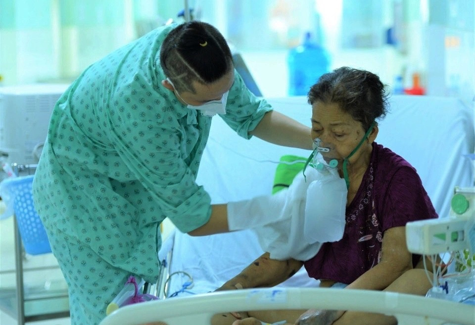 Trong khi điều trị Covid-19 tại khoa Nhiễm 1, Bệnh viện dã chiến Củ Chi (TP.HCM), Hà Ngọc Trường (28 tuổi) tình nguyện trở thành “điều dưỡng” đặc biệt, giúp đỡ những bệnh nhân xung quanh ăn uống, vệ sinh và gội đầu. “Khoa tôi có bệnh nhân phải chạy thận, nhiều người khác lại liệt chân hoặc già yếu không thể tự chăm sóc mình. Trong khi đó các anh chị nhân viên y tế phải làm quá nhiều việc, tôi muốn góp sức để hỗ trợ mọi người”, anh nói với Zing. Ngoài thời gian làm “điều dưỡng”, Trường còn tranh thủ lau chùi, quét dọn vệ sinh tại phòng bệnh, đôi khi cùng các nhân viên y tế đón F0 nhập viện. Trước đó, gia đình chàng trai có 5 người đều mắc Covid-19. Anh coi việc làm của mình để trả ơn lực lượng y tế. Ảnh: Nguyễn Á.