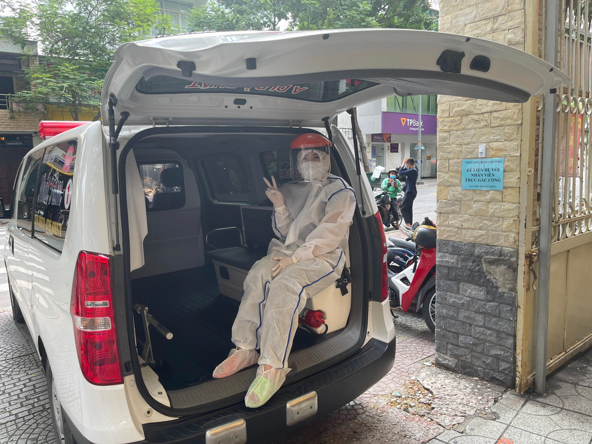 Nấu cơm gửi vào khu cách ly; lái xe cứu thương 0 đồng chở F1, F0 đi cách ly, điều trị; tham gia đội mai táng 0 đồng cho bệnh nhân mất vì Covid-19. Đó là những công việc mà Nguyễn Thị Hà Nhi (26 tuổi, Bình Phước) trải qua trong nhiều tháng xin đi tình nguyện chống dịch ở TP.HCM. Đặc biệt, cô từng là nữ tài xế nữ duy nhất của đội xe 0 đồng nhưng không nghỉ hôm nào vì “các anh làm được, con gái cũng làm được”. Khi dịch bớt căng thẳng, Nhi và đồng đội vẫn tiếp tục lái xe hỗ trợ các trạm y tế đưa F0 đến bệnh viện dã chiến để điều trị và đưa bà con hết bệnh về nhà. Ảnh: NVCC.