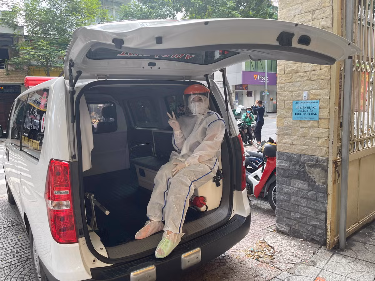 Nấu cơm gửi vào khu cách ly; lái xe cứu thương 0 đồng chở F1, F0 đi cách ly, điều trị; tham gia đội mai táng 0 đồng cho bệnh nhân mất vì Covid-19. Đó là những công việc mà Nguyễn Thị Hà Nhi (26 tuổi, Bình Phước) trải qua trong nhiều tháng xin đi tình nguyện chống dịch ở TP.HCM. Đặc biệt, cô từng là nữ tài xế nữ duy nhất của đội xe 0 đồng nhưng không nghỉ hôm nào vì “các anh làm được, con gái cũng làm được”. Khi dịch bớt căng thẳng, Nhi và đồng đội vẫn tiếp tục lái xe hỗ trợ các trạm y tế đưa F0 đến bệnh viện dã chiến để điều trị và đưa bà con hết bệnh về nhà. Ảnh: NVCC.