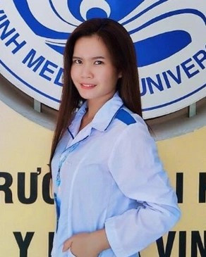 Hưởng ứng lời kêu gọi của trường, Yênh Xua Lỳ và Som Oh (quốc tịch Lào, cùng là sinh viên ĐH Y khoa Vinh) viết đơn xin hỗ trợ tuyến đầu chống dịch ở Việt Nam. “Lào và Việt Nam cùng bùng phát dịch bệnh. Không tham gia chống dịch được ở quê nhà thì mình góp sức bảo vệ Việt Nam”, Lỳ nói với Zing. Chàng trai nói bản thân có cơ hội trải nghiệm về nghề, được tiếp xúc với nhiều bạn bè, giúp tiếng Việt hoàn thiện hơn. Trong khi đó, Som Oh mong muốn được học hỏi kinh nghiệm từ anh chị khóa trên và nhân viên y tế. Trước khi lên đường, cô lường trước được nguy cơ lây virus nên tìm hiểu kỹ thông tin dịch bệnh và các biện pháp nhằm hạn chế rủi ro. Ảnh: NVCC.