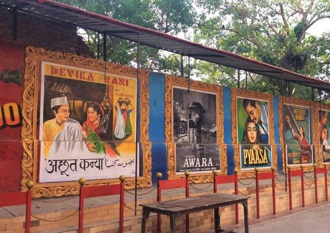  Có ngành công nghiệp điện ảnh lớn nhất thế giới: Chắc chắn ai cũng nghĩ Hollywood là ngành điện ảnh lớn nhất thế giới, nhưng bạn đã nhầm rồi. Vị trí đó thuộc về Bollywood - ngành công nghiệp điện ảnh tiếng Hindu của Ấn Độ có trụ sở tại Mumbai. Vào năm 2012, nó đã vượt xa những sản phẩm do Hollywood sản xuất. Thuật ngữ Bollywood có nguồn gốc từ sự hợp nhất của 2 tên tuổi nổi tiếng khác là Bombay và Hollywood.