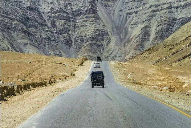 Ngọn đồi gây ảo ảnh: Đồi Từ Tính (The Magnetic Hill) ở Ladakh, Ấn Độ nổi tiếng với những ảo ảnh quang học khiến xe cộ qua lại cảm giác như mình đang… leo lên dốc dù thực chất là đang đi xuống.