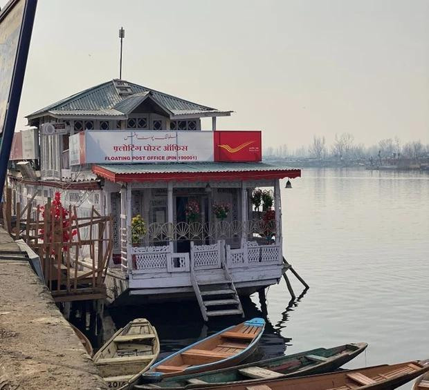  Bưu điện nổi duy nhất trên thế giới: Bưu điện nổi duy nhất trên thế giới nằm lênh đênh trên hồ Dal ở Srinagar, Ấn Độ. Nó được khánh thành vào năm 2011 và thường được người dân địa phương tìm đến để gửi thư.