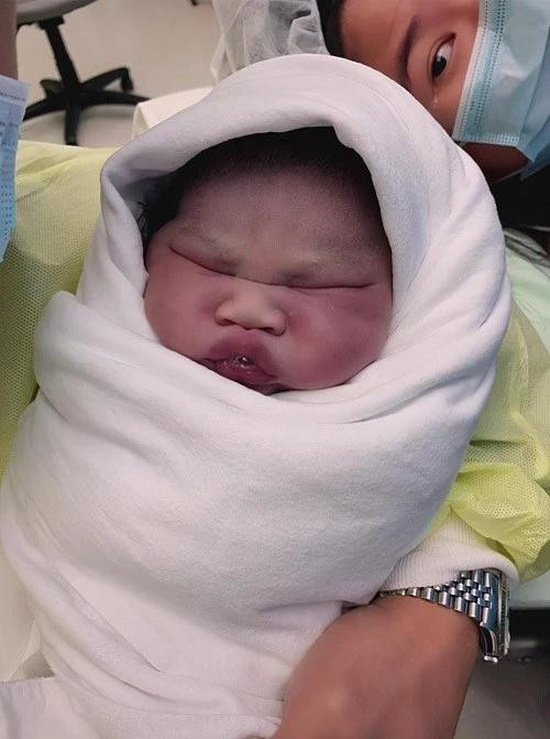 Đang yên đang lành lại bắt chui ra khỏi bụng mẹ, dỗi ghê ghớm. 