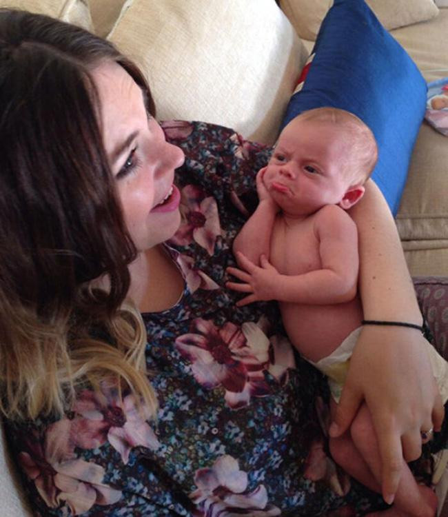 Vừa mới chào đời đã muốn "lêu lêu" cả thế giới luôn rồi.