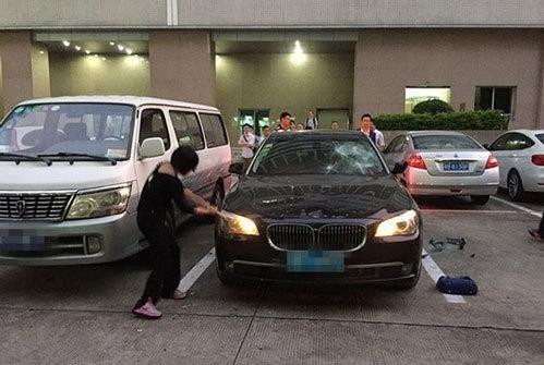 Khi thấy chồng và nhân tình âu yếm trên xe, thay vì đánh họ, người vợ đã cầm búa đập nát chiếc xe