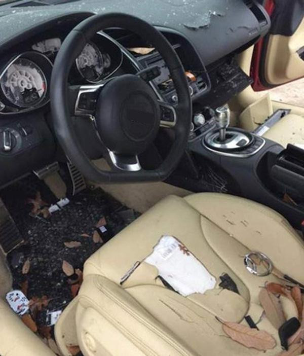 Nội thất tan tành bên trong, quả này tốn kha khá tiền sửa chữa rồi đây