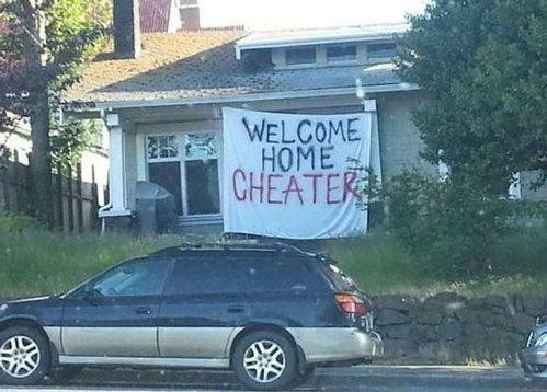 Treo băng rôn "chào mừng" chồng ngoại tình