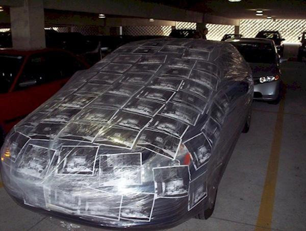 Để vạch mặt gã người yêu phản bội, một cô gái dán hàng chục bức ảnh ghi lại cảnh anh ta ngoại tình