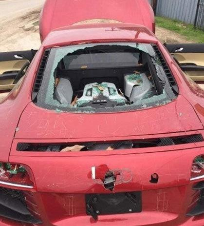 br/> Khi phát hiện bị "cắm sừng", nhiều người chọn cách túm tóc đánh ghen nhân tình và người yêu giữa phố. Có người lại thuê giang hồ dằn mặt hay "vạch áo" cho thiên hạ xem chuyện nhà đáng xấu hổ. Tuy nhiên cũng có nhiều người chọn cách trả thù khôn ngoan hơn nhưng lại khiến đối phương có một phen khiếp vía không thốt lên lời. Ảnh: Chủ nhân ngoại tình, chiếc xe chịu đòn