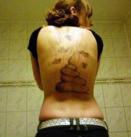 Phát hiện bạn gái lừa dối và yêu chính bạn thân nhất của mình, một thợ xăm đã chuốc rượu say bạn gái, sau đó xăm lên lưng cô ta một đống phân khổng lồ ruồi muỗi vây quanh