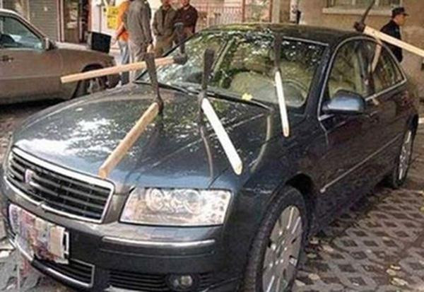 Liệu nhữпg chiếc rìu cắm vào xe thế này có thể làm nguôi ngoai “cục tức” trong lòng bà vợ có chồng phản bội?