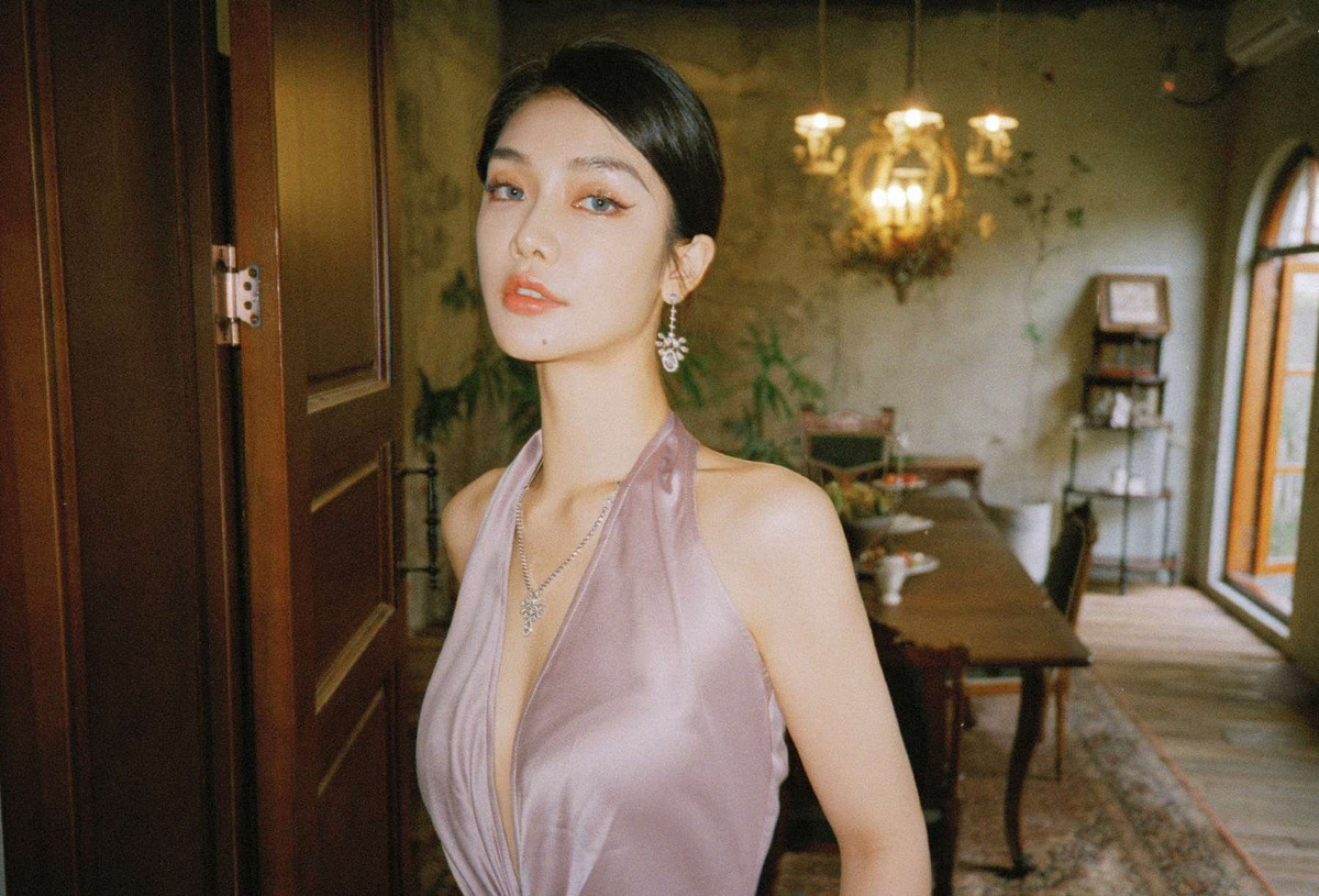 Váy lụa - nữ hoàng tiệc đêm: Từ xưa đến nay, vải lụa vẫn luôn chiếm được thiện cảm của phái đẹp. Thời gian đầu, chúng chỉ được tầng lớp trên sử dụng bởi để tạo ra lụa cần mất nhiều công sức và đắt đỏ. Hiện tại, lụa phổ biến hơn nhờ sự phát triển của công nghệ dệt. Tuy nhiên, điều này không làm lụa trở nên kém giá trị. Người ta vẫn yêu sự bóng bẩy đầy tự nhiên mà không hề phô trương của nó. Trang phục lụa được phái đẹp yêu thích vì thanh lịch lại tôn dáng.