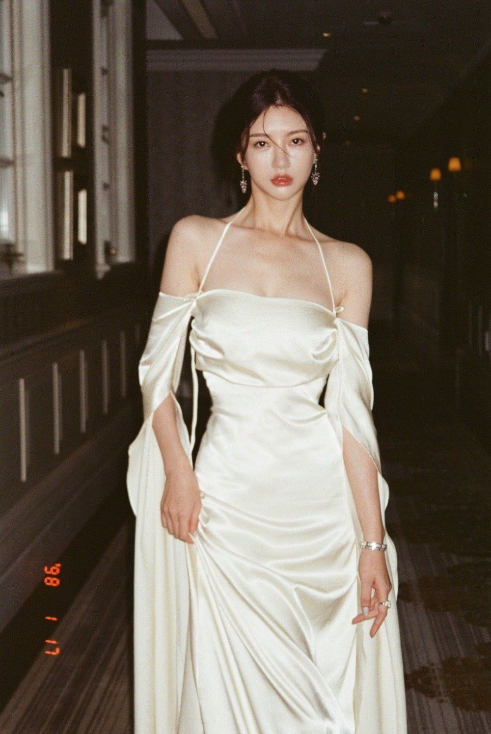 Các cô gái dễ dàng trở thành tâm điểm chú ý khi mặc váy lụa đi dự tiệc. Họ yêu sự mềm mại, thướt tha xen lẫn cả sự quyến rũ mà đồ lụa mang lại. Các cô gái không chỉ chọn váy lụa để dạo phố, khi ánh nắng chạm vào vải mang lại vẻ lấp lánh. Họ còn đặc biệt yêu thích mặc đồ lụa khi đi tiệc tùng, đi chơi buổi tối. Nó giúp người mặc nổi bật và tỏa sáng. Không chỉ vậy, những thiết kế có thêm phần táo bạo như hở lưng, trễ cổ cũng rất được ưa chuộng. 