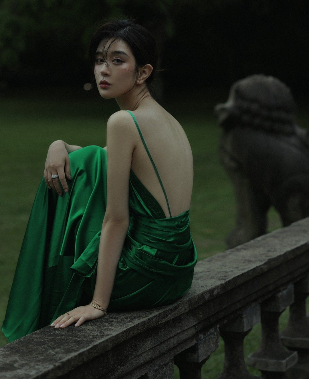  Bên cạnh đó, bạn cũng nên lưu ý vấn đề chọn nội y. Với trang phục hở lưng hay hai dây, bạn không nên mặc áo ngực truyền thống mà có thể thay thế bằng miếng dán ngực. Vì vải lụa khá mỏng dễ hằn nếp quần nhỏ do đó bạn nên chọn quần không đường viền, không may bằng ren. Bên cạnh đó, một lưu ý khác đó là bạn nên tránh để đồ lụa tích điện vì nó sẽ dính chặt vào cơ thể. 