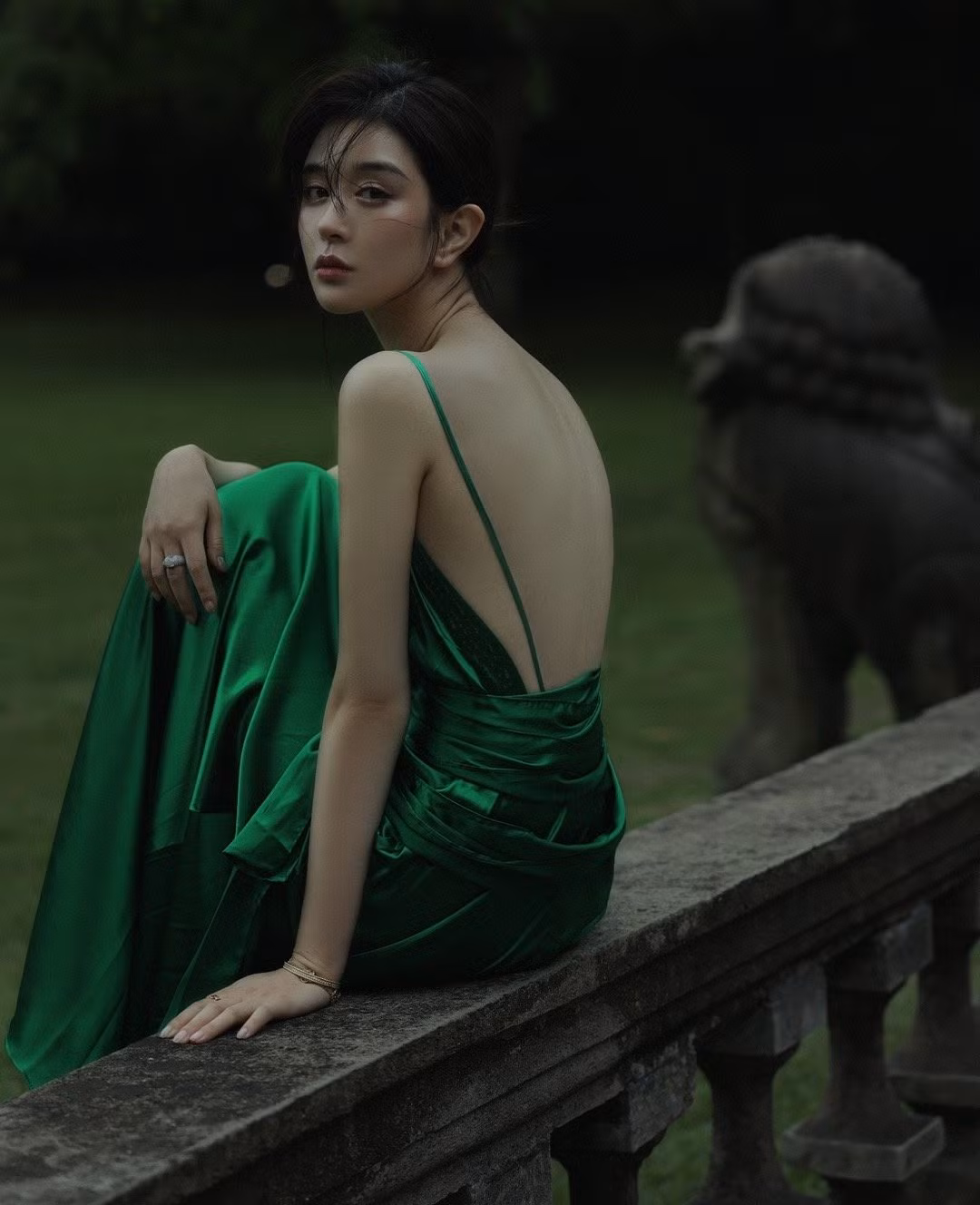  Bên cạnh đó, bạn cũng nên lưu ý vấn đề chọn nội y. Với trang phục hở lưng hay hai dây, bạn không nên mặc áo ngực truyền thống mà có thể thay thế bằng miếng dán ngực. Vì vải lụa khá mỏng dễ hằn nếp quần nhỏ do đó bạn nên chọn quần không đường viền, không may bằng ren. Bên cạnh đó, một lưu ý khác đó là bạn nên tránh để đồ lụa tích điện vì nó sẽ dính chặt vào cơ thể. 