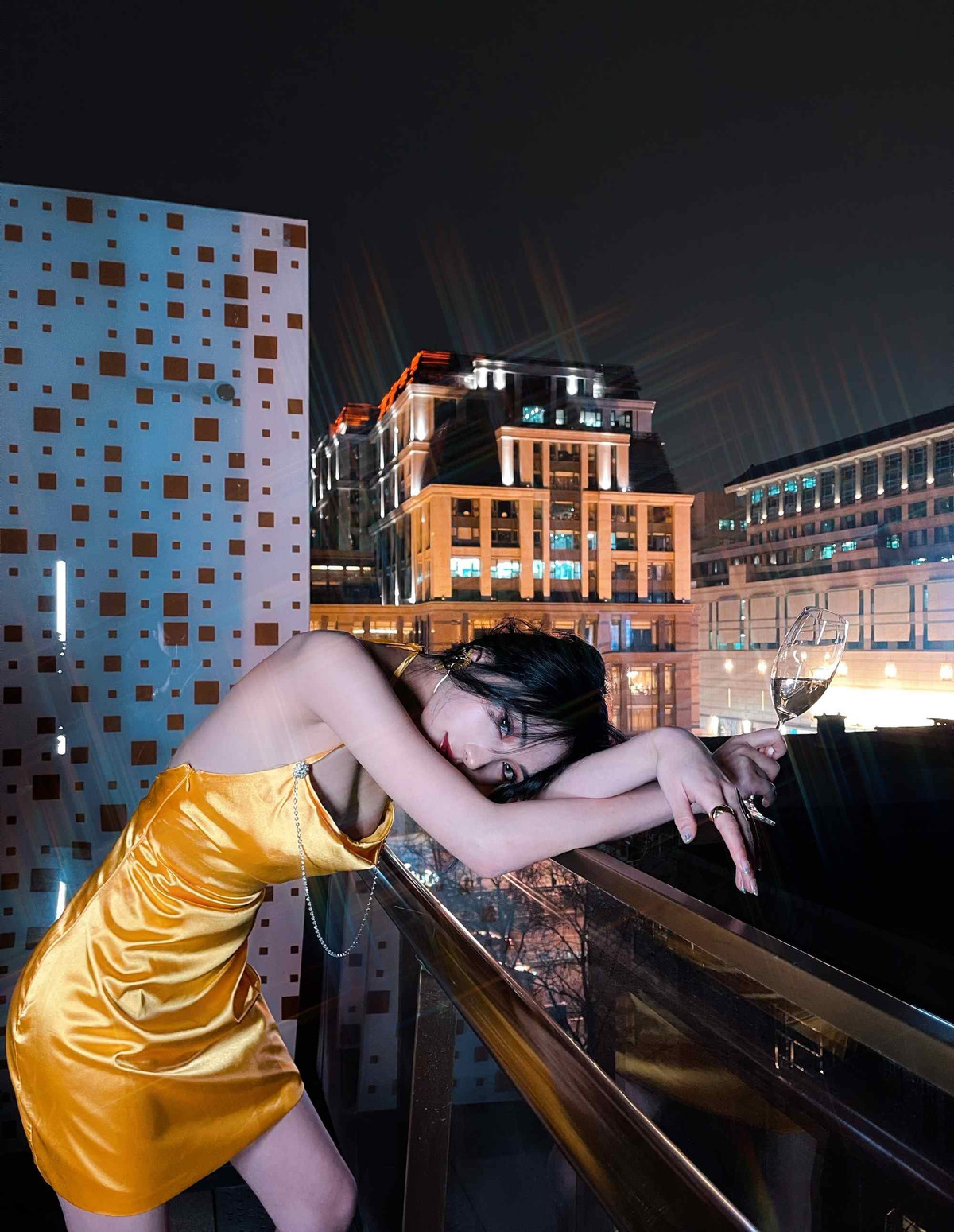 Kết hợp với bộ đồ, MinMin đi một đôi sandal cao gót "tone sur tone" có đính lông vũ ở mũi giày. Lựa chọn kiểu đồ tôn dáng giúp cô nổi bật giữa không gian buổi tối. 