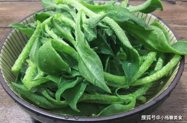 2. Cỏ băng: Đây là một loại rau mọc ở những nơi vắng vẻ, trên lá rau có những vệt trắng như những tinh thể băng. Loại rau này có tác dụng bảo vệ thị lực, giảm viêm, ngăn ngừa ung thư và cải thiện sức khỏe tim mạch. Loại rau này có thể ăn sống hoặc chế biến thành salad.