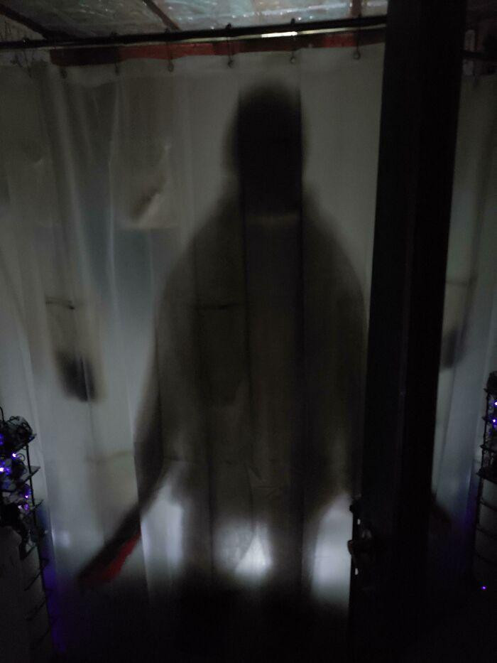 Nếu bạn bè có đến chơi và dùng nhờ nhà tắm thì nhớ cảnh báo trước. Nếu không có lẽ sẽ phải gọi xe cấp cứu chờ sẵn dưới nhà