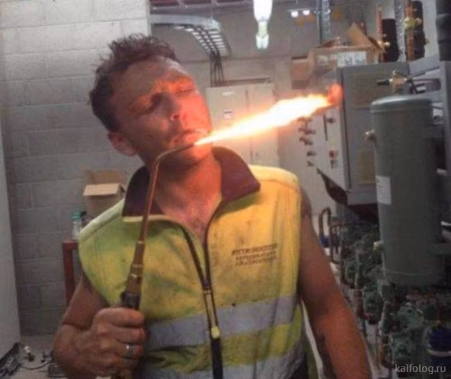 Châm thuốc cũng phải thế này nhìn mới ngầu.