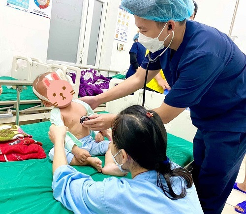 Be 16 thang tuoi chan thuong nguy kich do bi cot be tong do vao nguoi