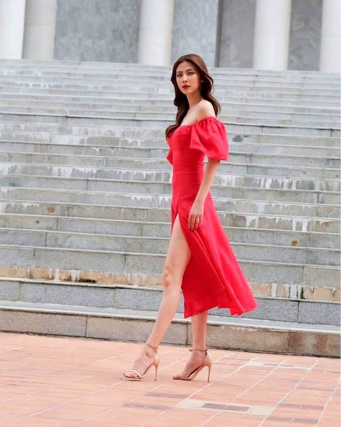 Mỹ nhân Thái Lan từng gây ấn tượng với vai diễn "gái ngành học thức" trong bộ phim "Ngọn lửa đam mê". Mới đây, nữ diễn viên Baifern Pimchanok có đăng tải hình ảnh mới trên trang cá nhân nhận được gần 1 triệu lượt thích. Người đẹp diện thiết kế của một thương hiệu Thái Lan sải bước xuống phố. Bộ đồ được may bằng chất liệu lụa có dáng trễ vai, phần thân trước tạo kiểu cong ôm ngực. Váy ôm eo rồi khẽ xòe. Đặc biệt là chi tiết xẻ đùi thu hút ánh nhìn vào đôi chân thon gọn của người mặc.