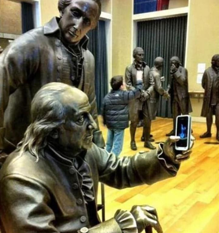 br/> Chụp ảnh là một nghệ thuật và người tạo dáng đích thực là một nghệ sĩ. Để có những bức hình độc đáo, yếu tố quan trọng không phải là một ngoại hình đẹp hay áo quần thời trang mà là cách tạo dáng cá tính và khác biệt. Với một chút sáng tạo, khả năng “diễn sâu” và lựa chọn góc chụp ảnh phù hợp, những bức tượng vô tri giác trở nên sống động hơn trong bộ ảnh hài hước dưới đây. Tượng hay không cũng phải bắt kịp xu thế, hòa nhập với thời đại chứ nhỉ?