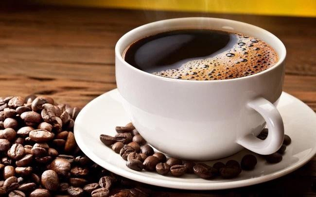  Cà phê: Trong cà phê có chứa caffeine có tác dụng như một loại thuốc giãn phế quản giúp đường khí được lưu thông tốt nhất đồng thời cải thiện các triệu chứng hen suyễn. Chỉ cần uống một tách cà phê vào buổi sáng là bạn có thể cải thiện được chức năng hô hấp.