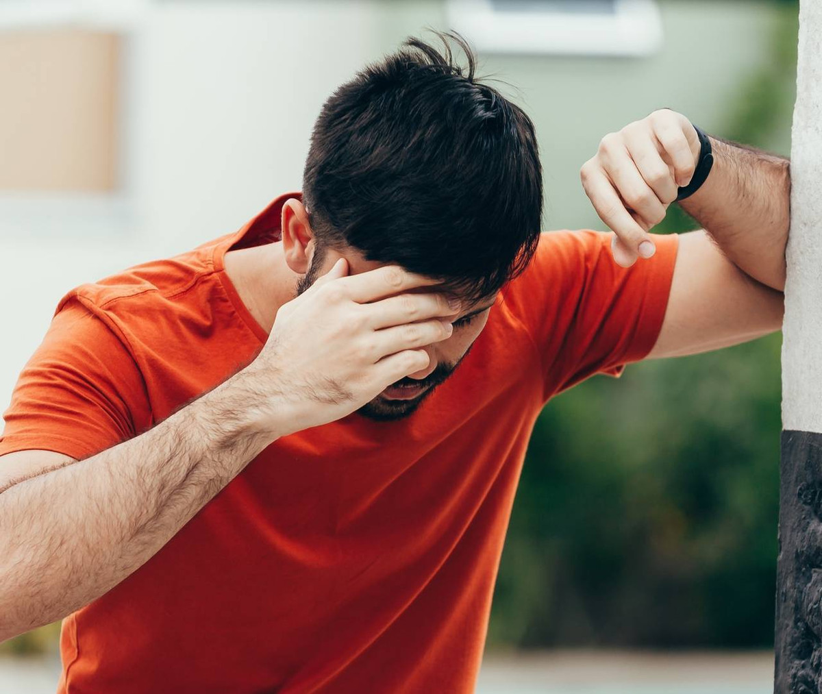  Đói và run: Theo Webmd, cơ thể chuyển đổi thức ăn thành glucose mà các tế bào sử dụng để tạo năng lượng. Nhưng tế bào cần insulin để hấp thụ glucose. Nếu cơ thể bạn không sản xuất đủ hoặc không có bất kỳ insulin nào, hoặc nếu các tế bào kháng lại insulin mà cơ thể tạo ra, glucose sẽ không thể được hấp thụ và bạn không có năng lượng. Điều này có thể khiến bạn đói và run rẩy. Ảnh: Healthcentral.