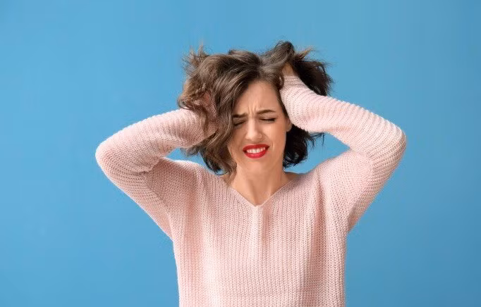  Tâm trạng thất thường và hay gắt gỏng: Khi lượng đường trong máu giảm, cơ thể mệt mỏi, bạn có thể trở nên nóng nảy hơn. Trên thực tế, lượng đường trong máu cao có thể bắt chước các triệu chứng giống trầm cảm. Người bệnh không muốn làm bất cứ điều gì, không muốn đi chơi, chỉ muốn ngủ. Tuy nhiên, những triệu chứng này có thể được cải thiện khi lượng đường trong máu bình thường trở lại. Ảnh: Healthshot.