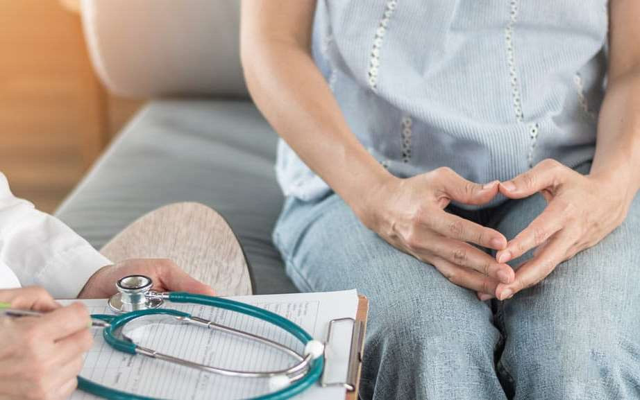  Nhiễm trùng nấm men: Cả nam giới và phụ nữ mắc bệnh tiểu đường đều có thể bị nhiễm trùng nấm men. Thông thường, nấm men ăn glucose, vì vậy, có nhiều đường sẽ giúp nó phát triển. Nhiễm trùng có thể phát triển ở bất kỳ nếp gấp da ấm và ẩm, bao gồm: kẽ ngón tay, chân, vùng dưới ngực, trong hoặc xung quanh cơ quan sinh dục. Ảnh: Womansclinic.