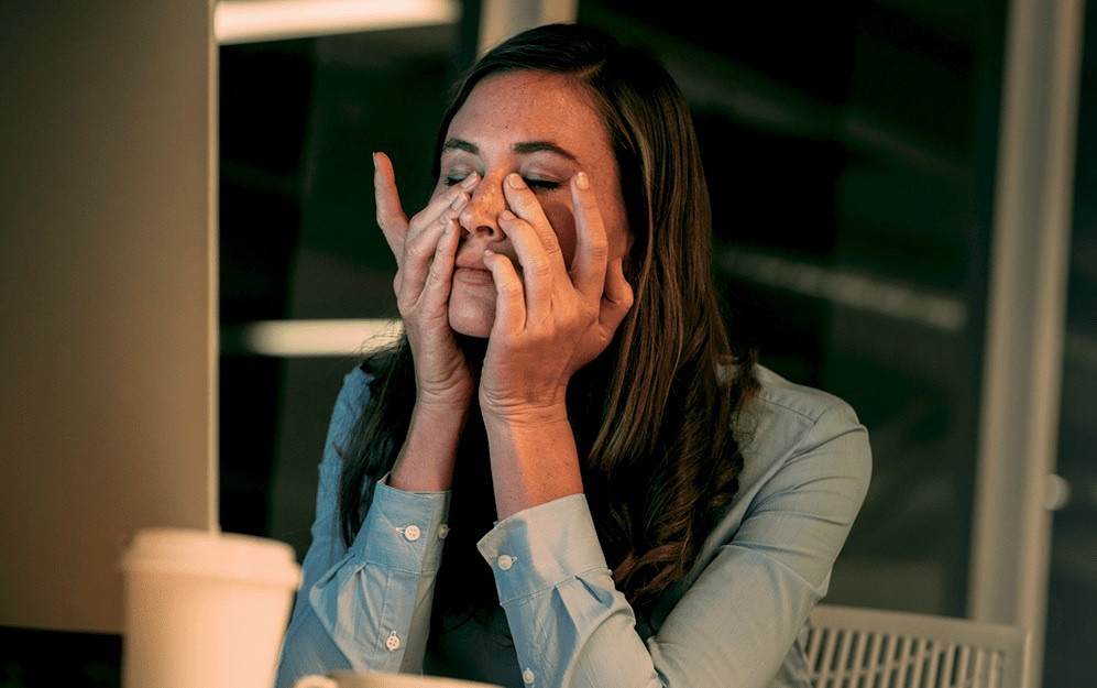  Nhìn mờ: Trong giai đoạn đầu của bệnh tiểu đường, thủy tinh thể của mắt không tập trung tốt vì glucose tích tụ trong mắt, tạm thời thay đổi hình dạng của nó. Trong khoảng 6-8 tuần sau khi lượng đường trong máu ổn định, bạn sẽ không bị mờ mắt, thị lực được cải thiện. Ảnh: Diabetesuk.