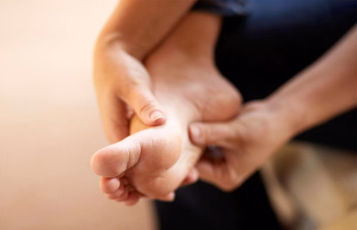  Chân ngứa ran: Lượng đường tăng cao có thể gây ra các biến chứng trước khi bạn nhận ra mình mắc bệnh tiểu đường. Một trong số đó là tổn thương dây thần kinh nhẹ, có thể gây tê, ngứa chân. Ảnh: Everydayhealth.