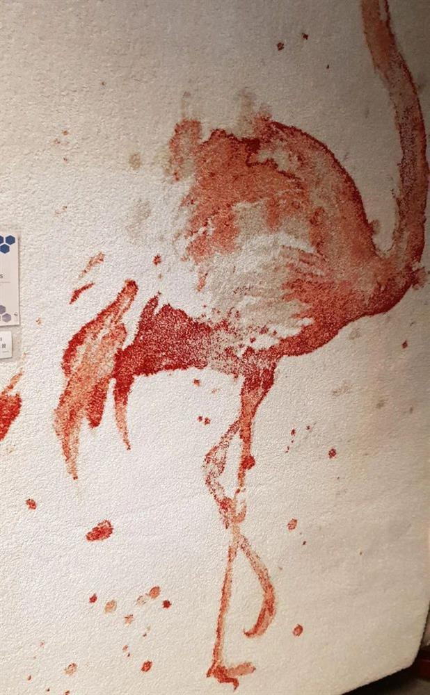 Đây không phải vết máu đâu mà là chiếc thảm hình con hồng hạc