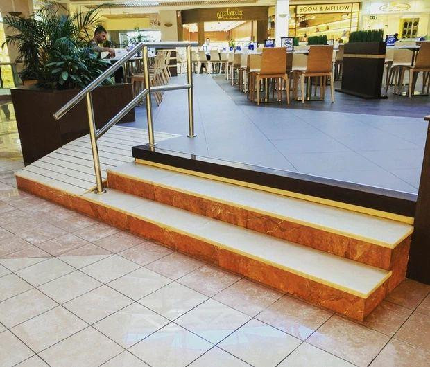 Lối đi cho người khuyết tật, nhưng rồi đi lên kiểu gì