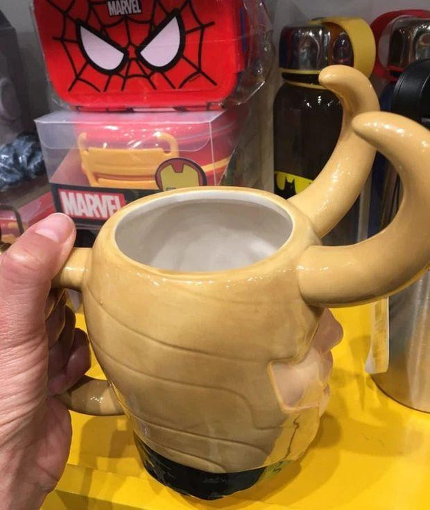 Cẩn thận uống cái cốc này nhé, dễ bị đui mắt lắm