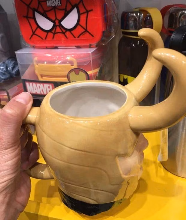 Cẩn thận uống cái cốc này nhé, dễ bị đui mắt lắm