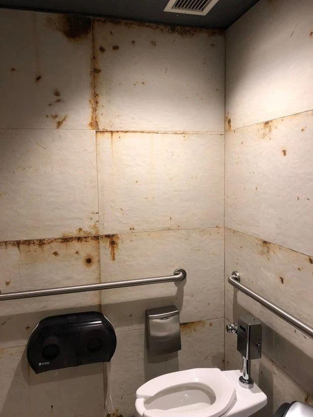 Tường không phải bị gỉ sét đâu nhé, do người ta cố tình sơn vậy để tạo điểm nhấn đó