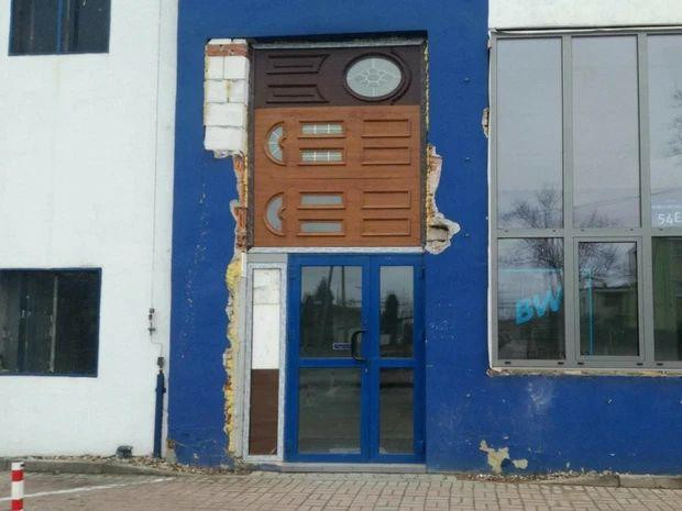 Nhà nhiều cửa quá thì phải làm gì đây