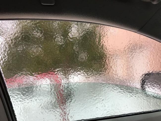 ạ cửa kính xe xuống lại có thêm lớp cửa băng nữa.