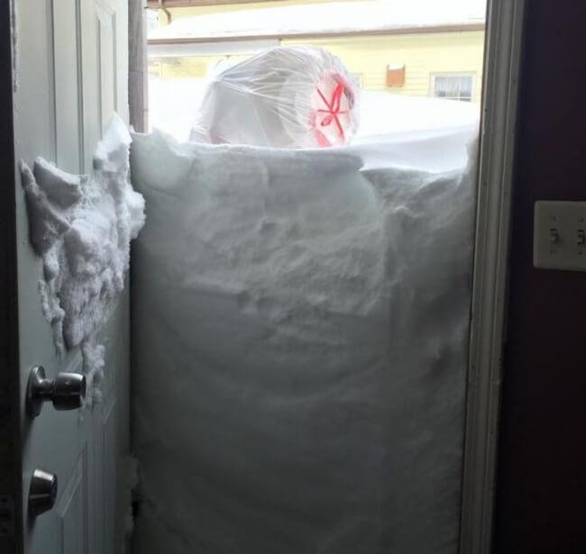 ở cửa thì gặp ngay cảnh này.